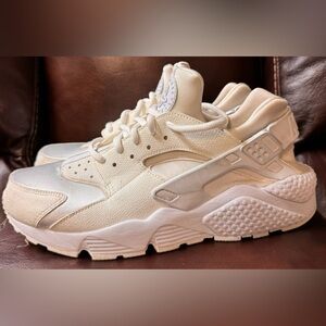 White Hurache Nike shoes